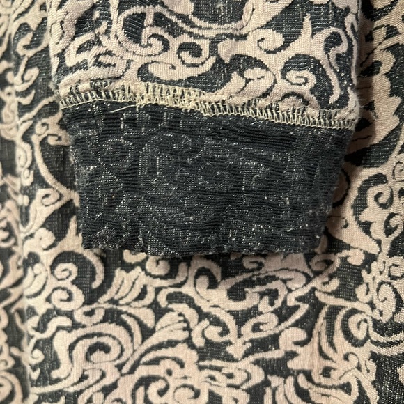 Maurice’s Long Sleeve Paisley Design Top - Picture 4 of 7